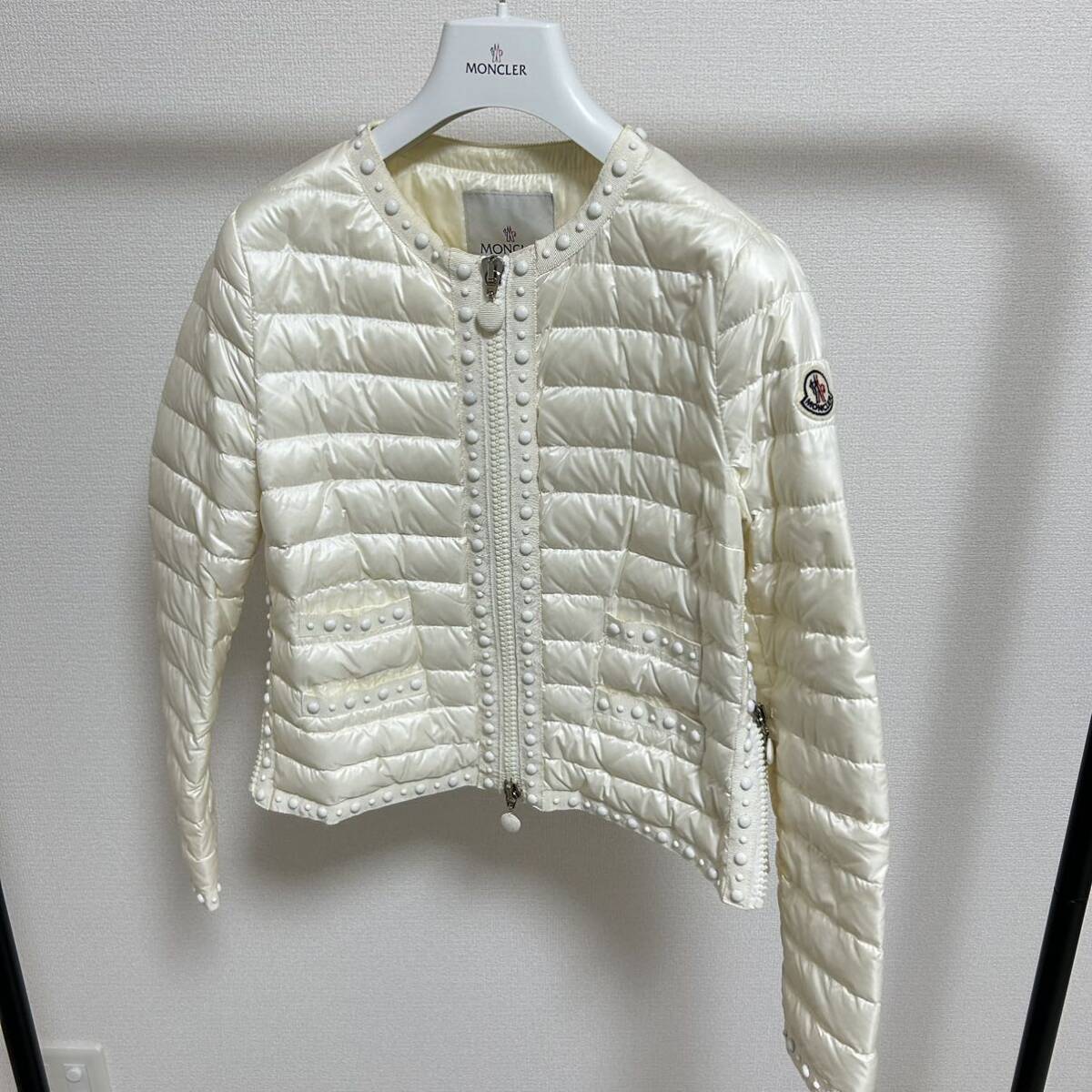 【最安値】MONCLER モンクレール ライトダウンジャケット ビジュー スタッズ 白 0の画像1