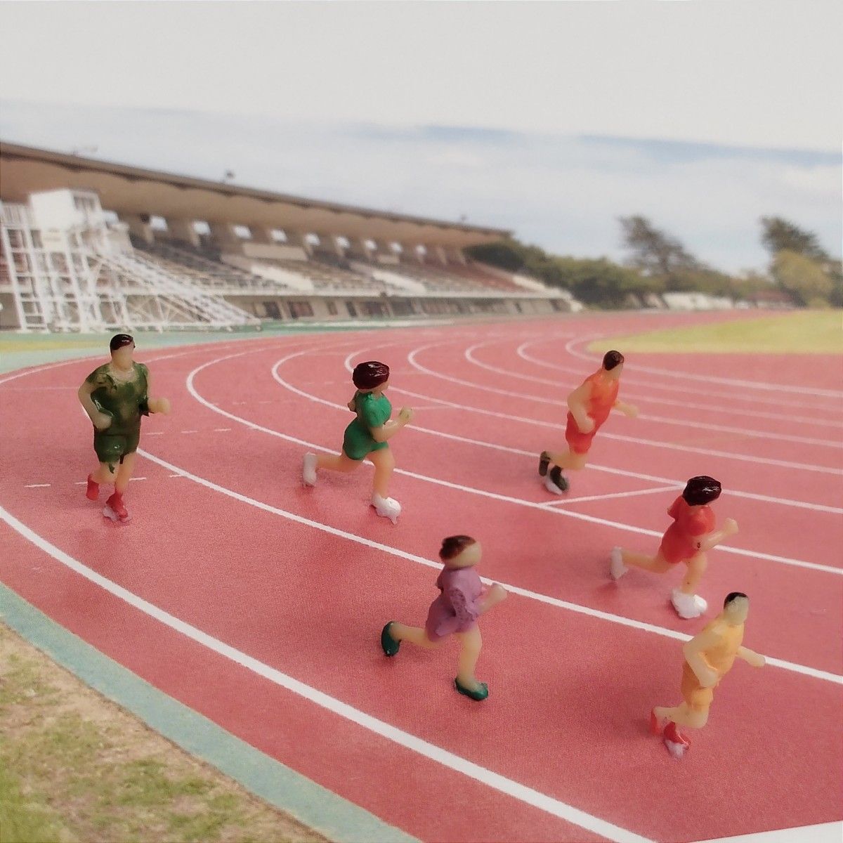 HOゲージ 走る人 ４体　フィギュア　ジオラマ　レイアウト 　マラソン　ランニング　陸上競技　サッカー　