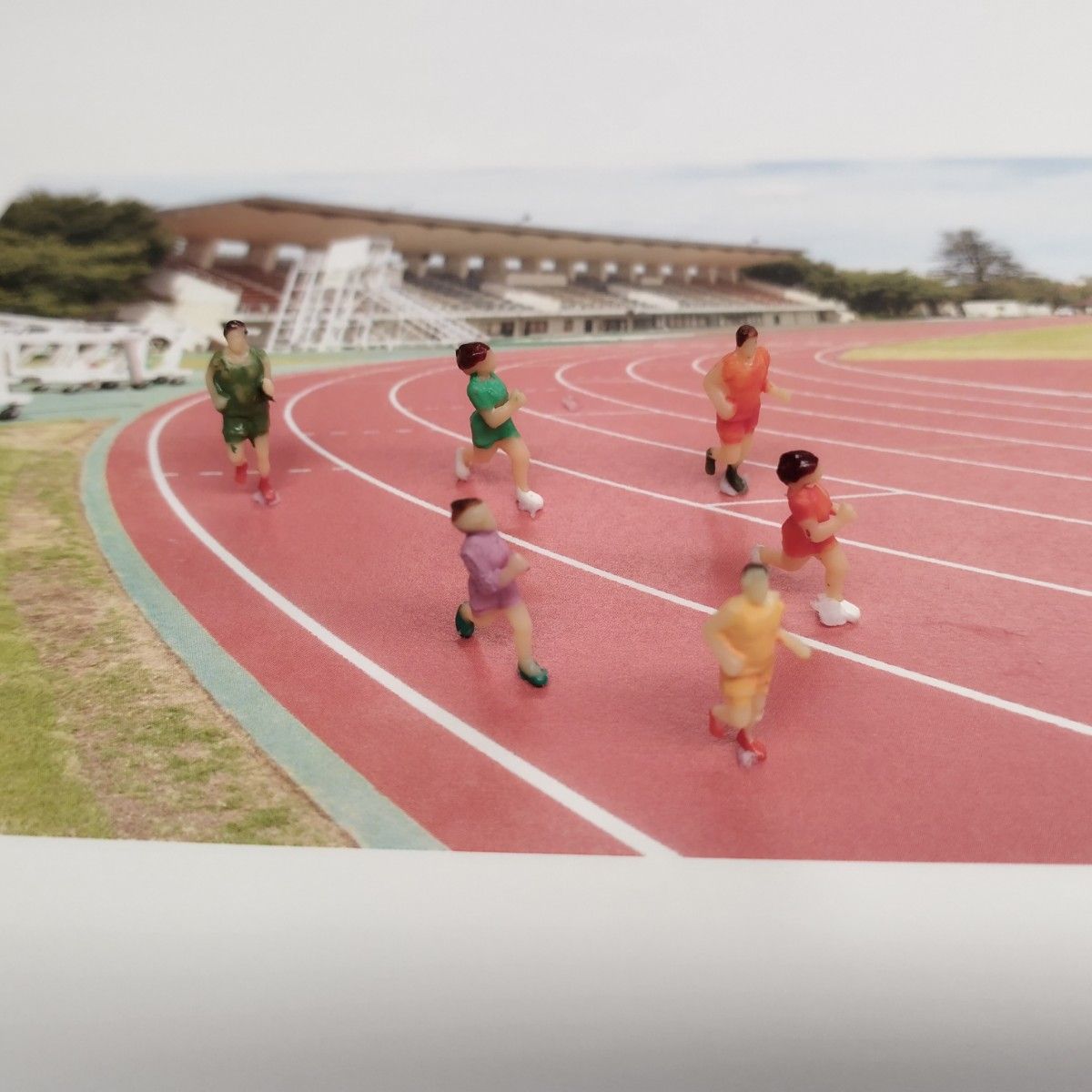 HOゲージ 走る人 ４体　フィギュア　ジオラマ　レイアウト 　マラソン　ランニング　陸上競技　サッカー　