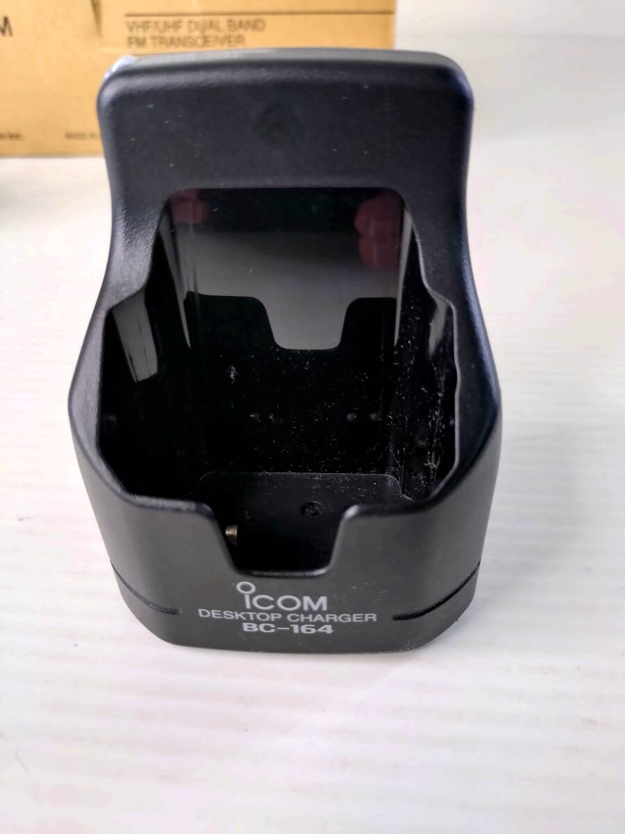 動作品 ICOM アイコム 広帯域ハンディトランシーバー IC-P7 144/430MHzデュオ 充電スタンド、電源コード付 他の画像9