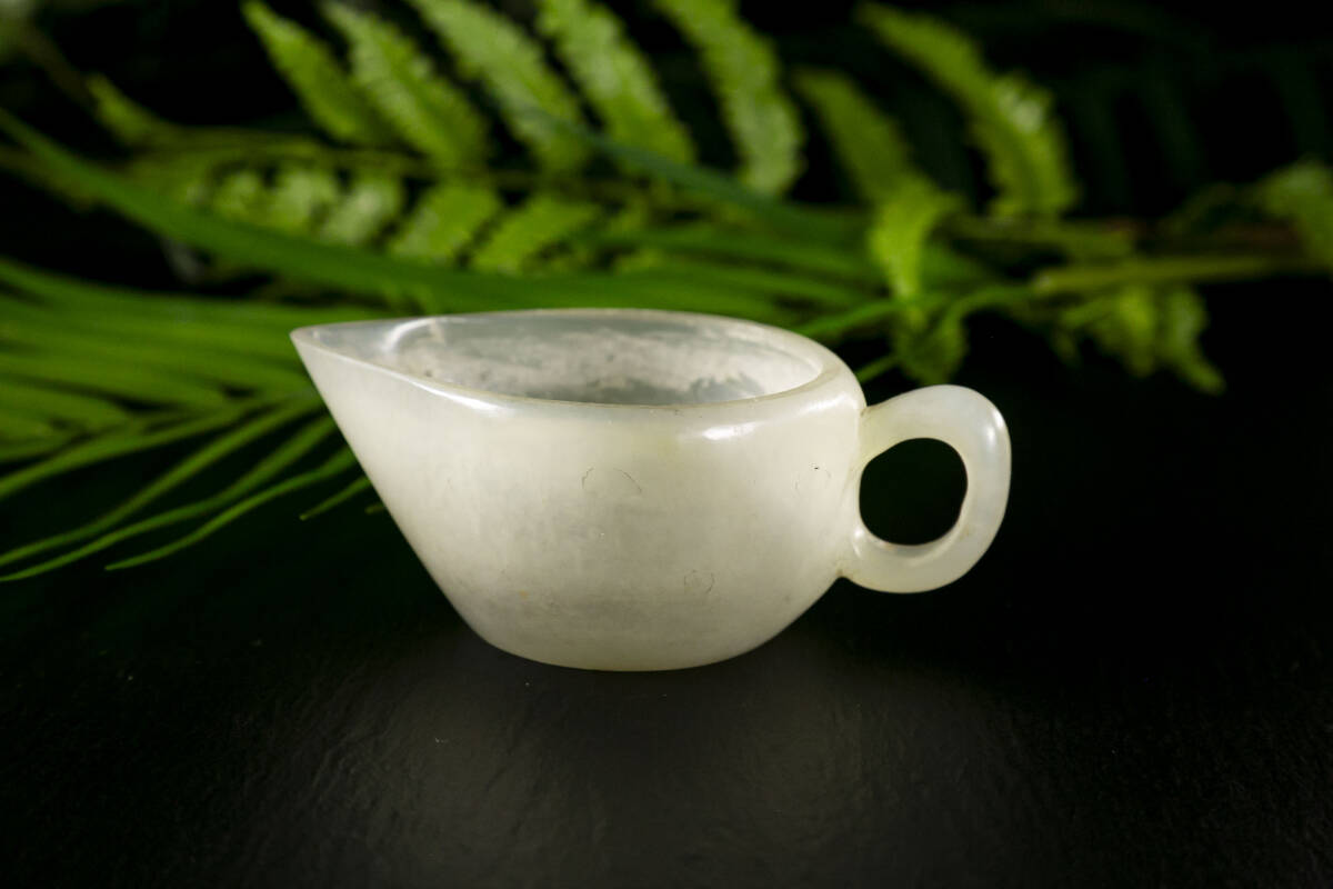 【旧家整理品】 白玉茶海 急須 茶道具 湯さまし 置物 時代物 検索：中国古美術 古玩 中国美術 旧玉 老玉 古玉 擺件 翡翠 和田玉 唐物_画像3