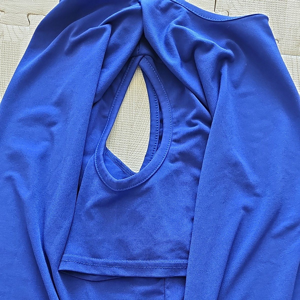 韓国ファッション　トップス　肩開き　ブルー　青　カロスキル　半袖　夏物
