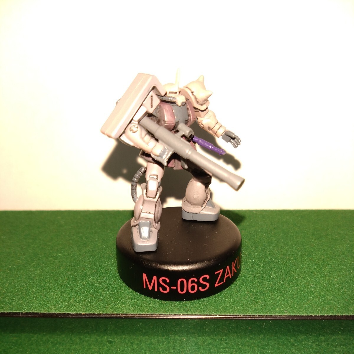 ガンダムミニフィギュアセレクション５　スーパーレアカラー　シャア専用ザク　開封品　ＭＦＳ　ＭＳ-０６Ｓ　ＺＡＫＵⅡ　ザクⅡ_画像5