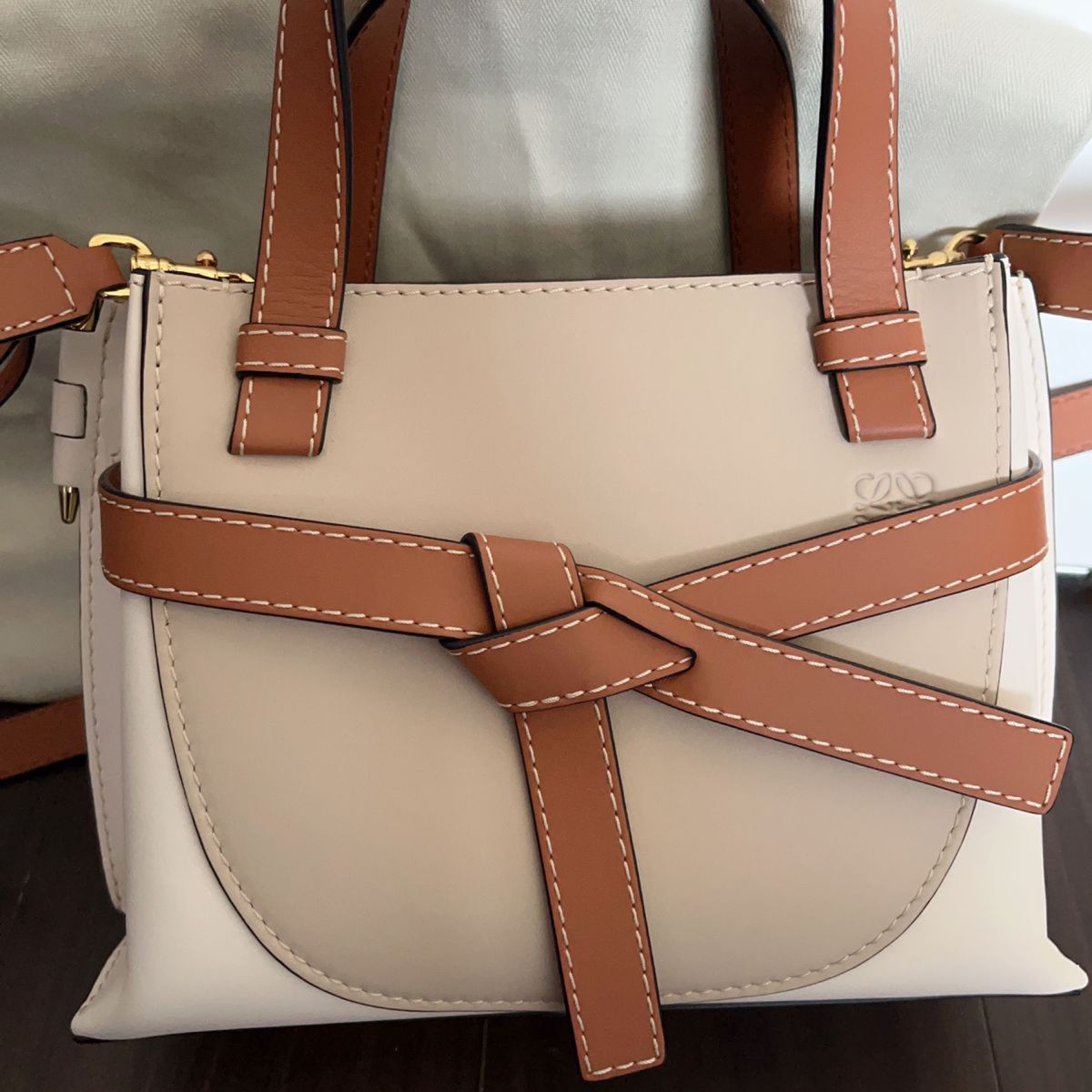 LOEWE ロエベ ゲートトップハンドル ミニ ショルダーバッグ 新品 LOEWE ロエベ ゲートトップハンドル ミニ ショルダーバッグ 新品