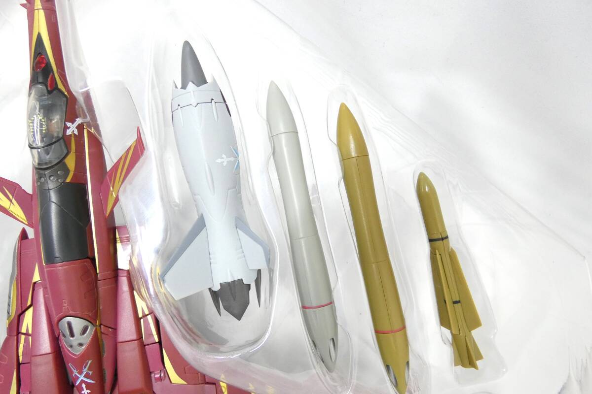 28412 ★ やまと マクロスゼロ 完全変形 SV-51r ノーラ機 1/60スケール YAMATO フィギュア ★ 中古品 長期保管品_画像8