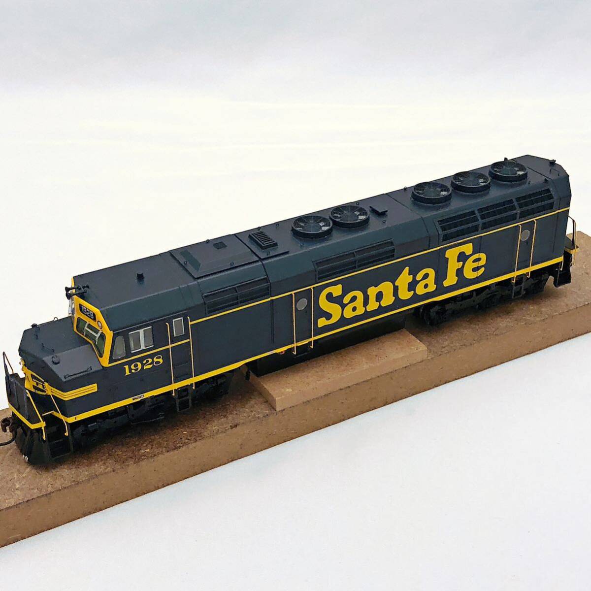 HO Athearn Genesis G67601 Santa Fe Freight F45 #1928 w HO Athearn Genesis G67601 Santa Fe Freight F45 #1928 w