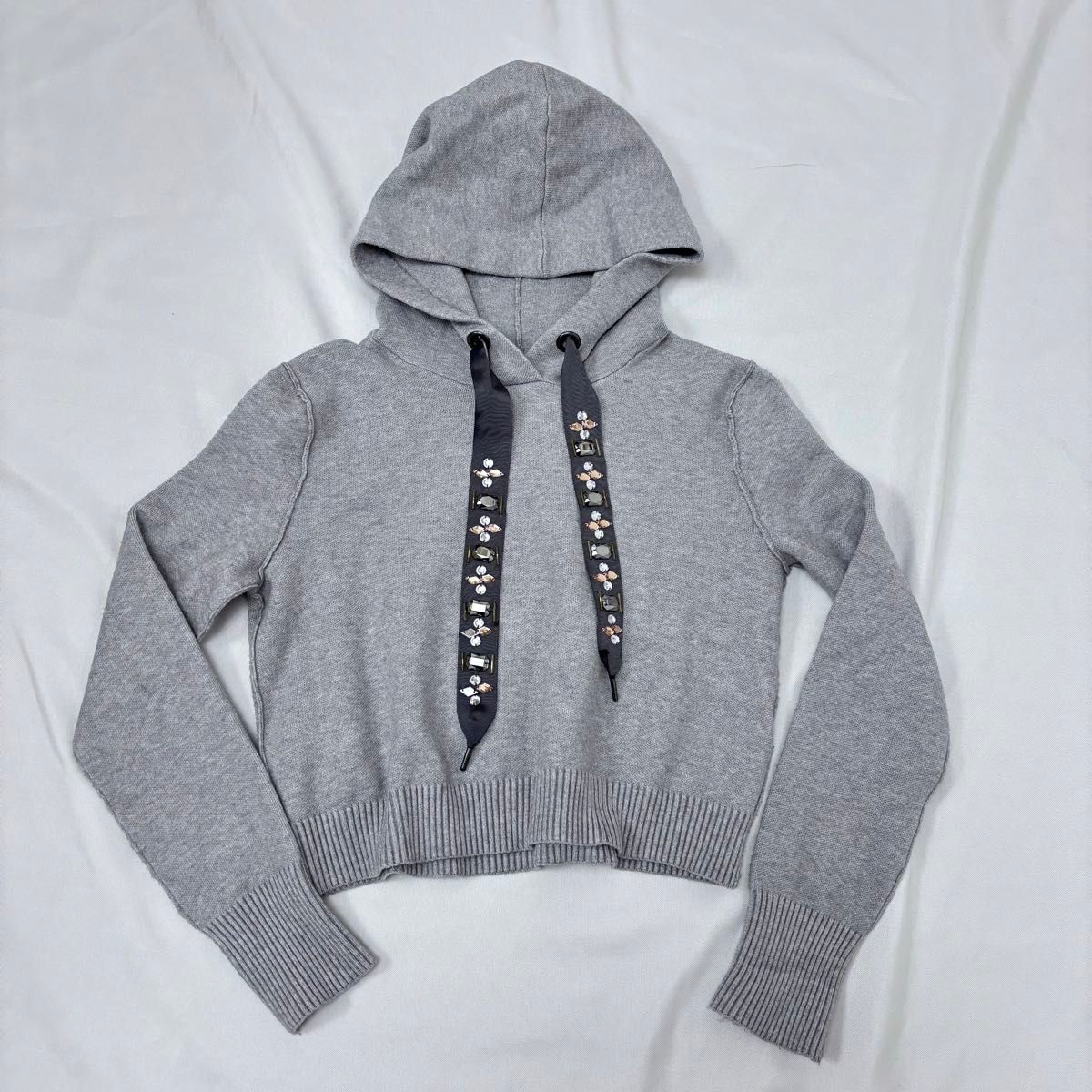 ZARA ビジュー ショート丈 クロップド丈 ニット パーカー S ZARA ビジュー ショート丈 クロップド丈 ニット パーカー S