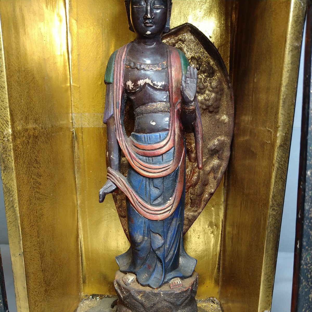a-1390◆逗子 仏像 仏教美術 木彫 時代物 金彩 仏像高30cm 逗子高さ44cm ◆状態は画像で確認してください_画像3