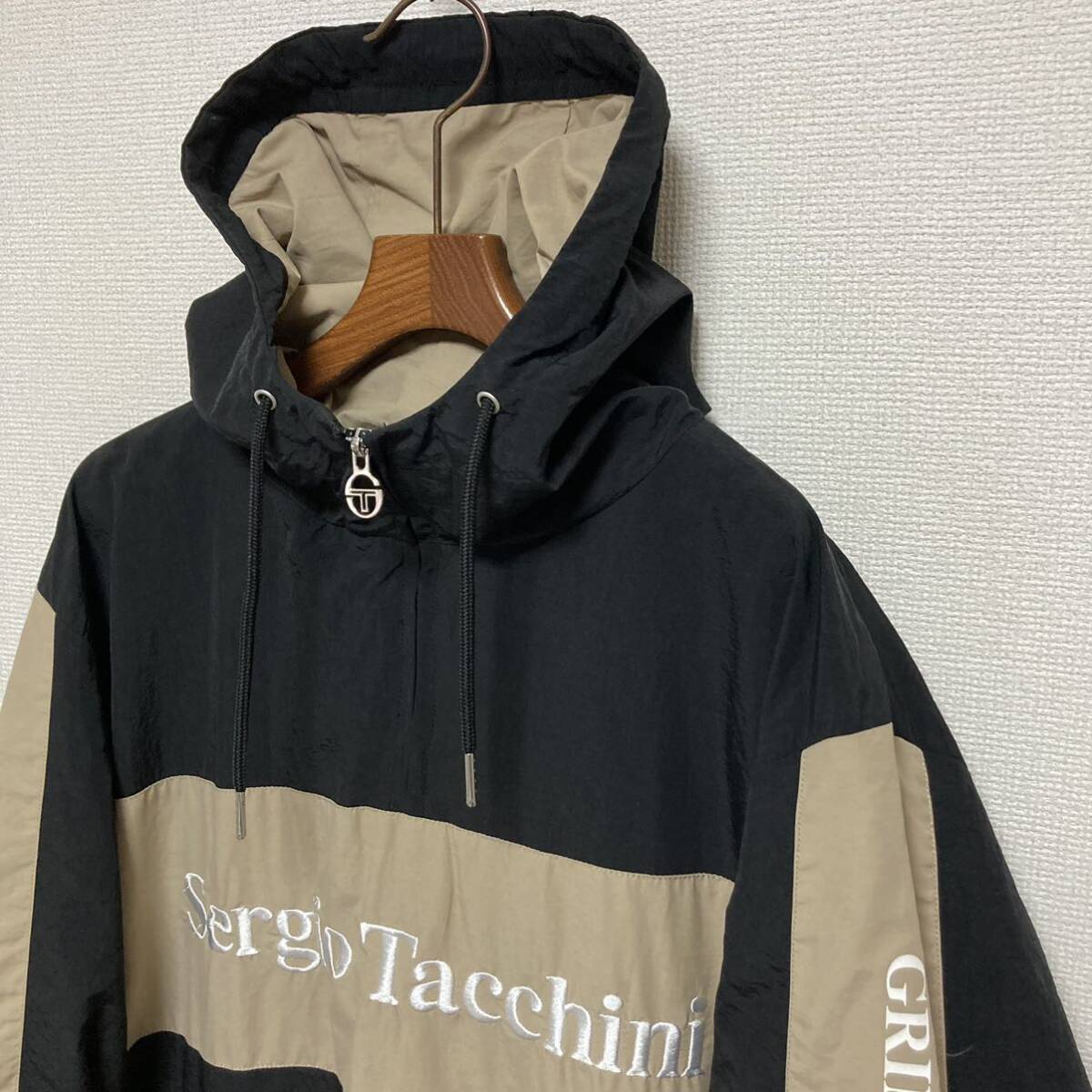 美品■Sergio Tacchini■ヴィンテージ ナイロン アノラックパーカー XL ブラック ベージュ ハーフジップ セルジオ タッキーニ 定価12100円の画像3