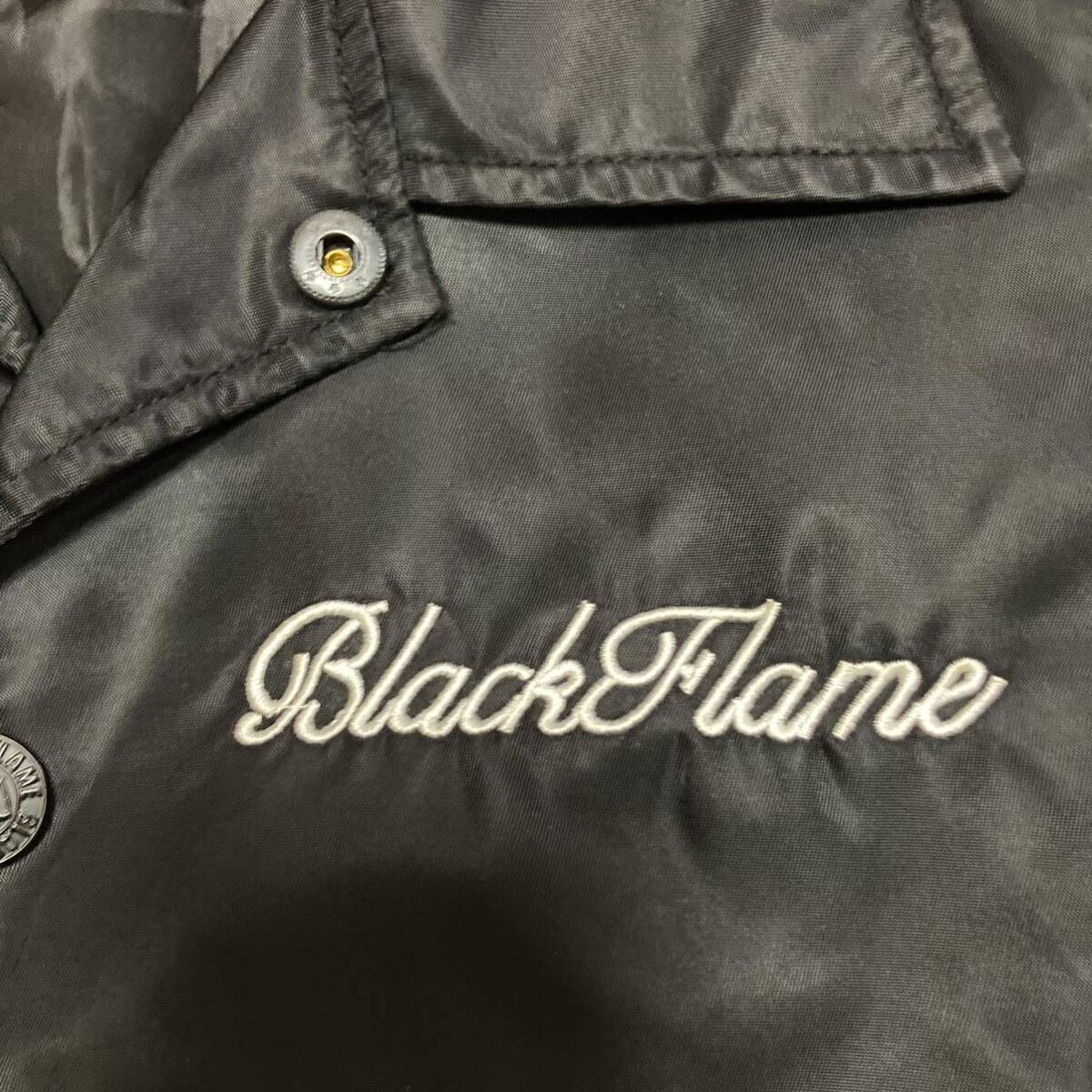 良品■BLACK FLAME ブラックフレイム■刺繍 ナイロン コーチジャケット M 15 1/2 黒 ブラック スワロー ツバメ 袖リブ アーチロゴの画像4