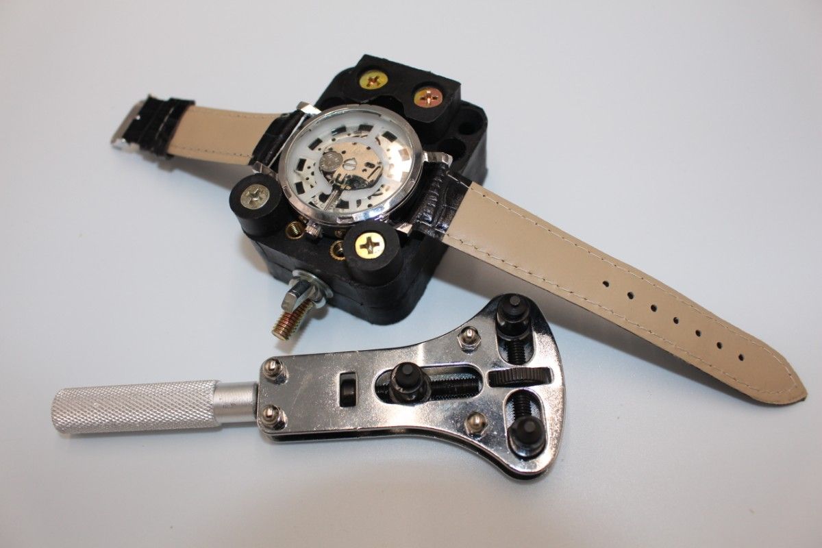 3点支持オープナー+時計固定台 防水式腕時計用　スクリューバック 18ビット 電池交換 裏蓋開閉工具 爪幅調整式 カバー ケース付