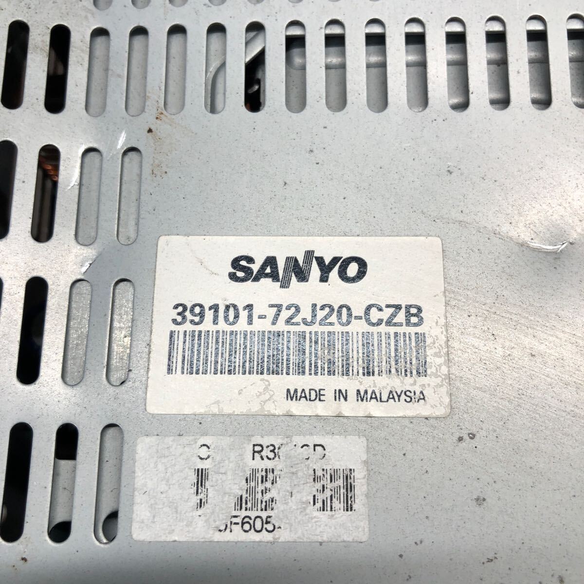 AV3-296 激安 カーステレオ CDプレーヤー SUZUKI SANYO 39101-72J20-CZB CDF-R3013D CD FM/AM 本体のみ 簡易動作確認済み 中古現状品の画像5