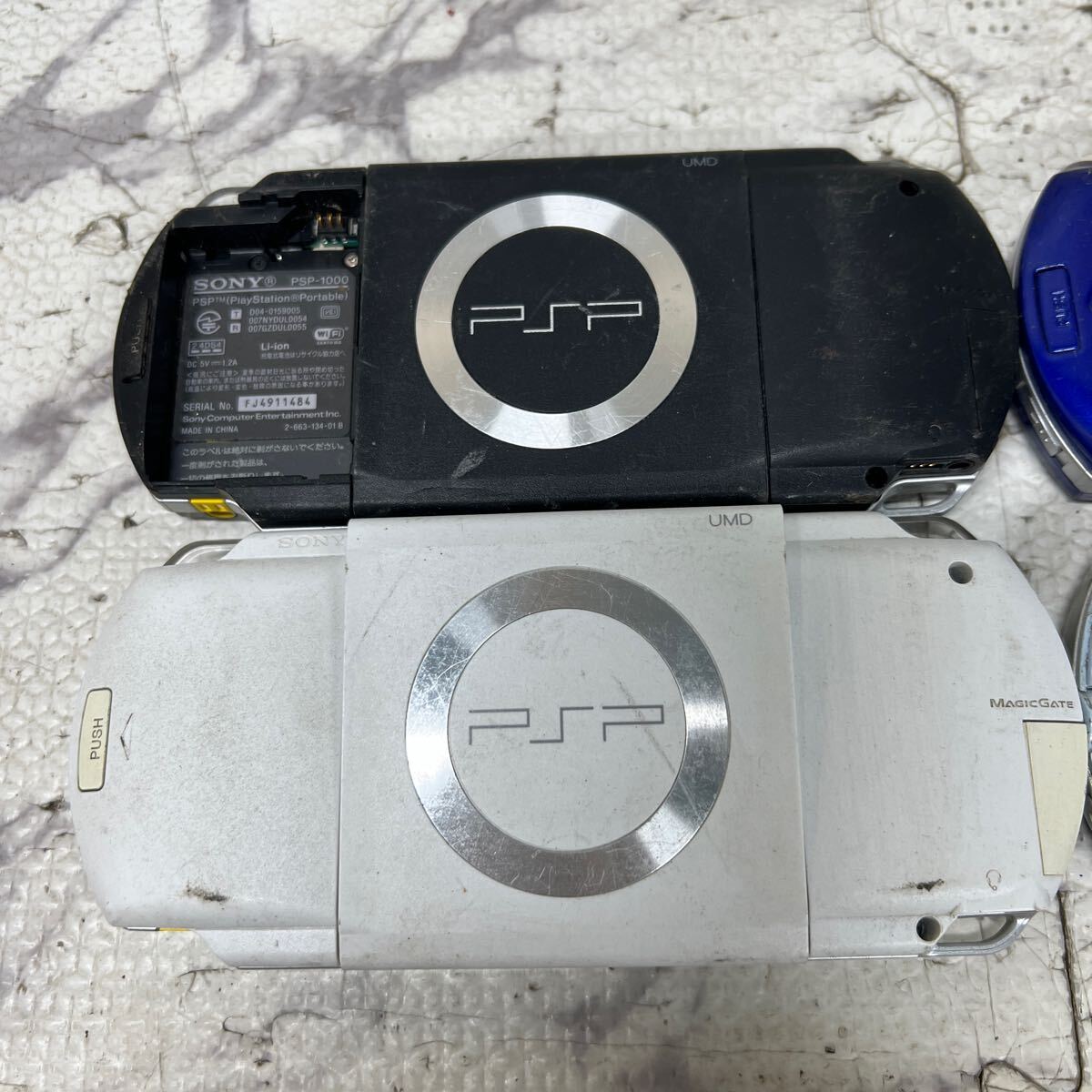 MYG-1445 激安 ゲー厶機 PSP 本体 SONY PSP-1000 PSP-2000 通電、起動OK 4点 まとめ売り ジャンク 同梱不可_画像7