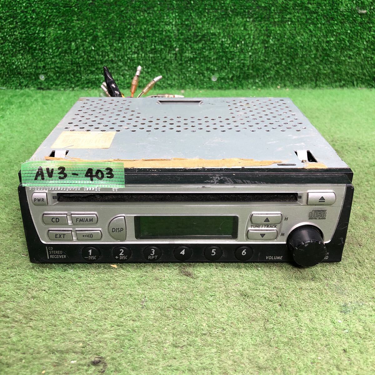 AV3-403 激安 カーステレオ SUZUKI 39101-84G50-JS8 CD CDプレーヤー 通電未確認 ジャンク_画像1