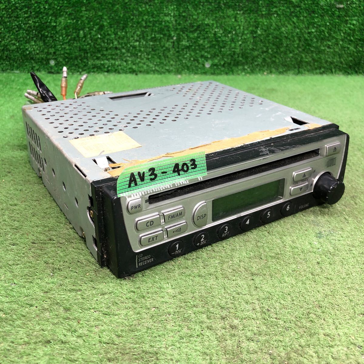 AV3-403 激安 カーステレオ SUZUKI 39101-84G50-JS8 CD CDプレーヤー 通電未確認 ジャンク_画像2