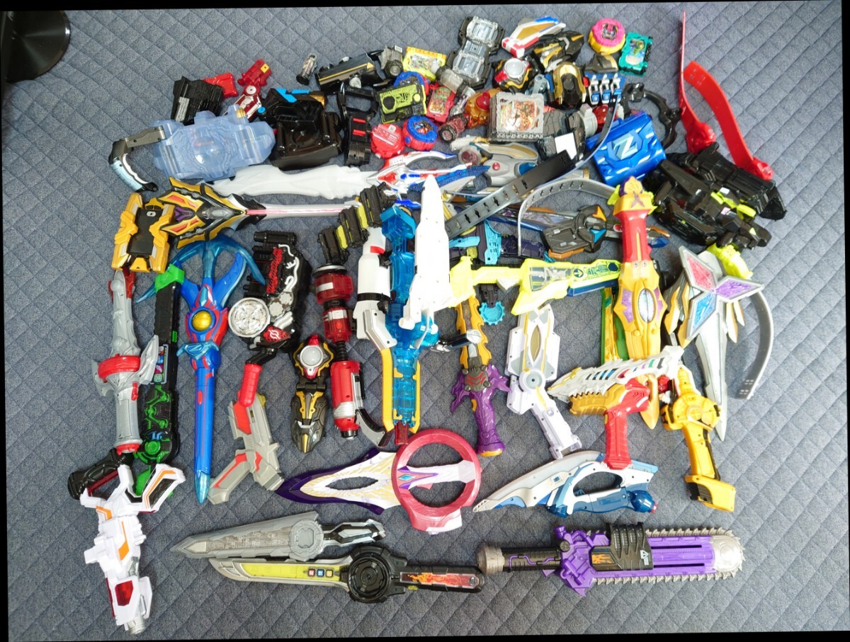 1円〜　ヒーローごっこ　おまとめ　ウルトラマン　仮面ライダー　変身グッズ、武器グッズ　ジャンク品_画像1