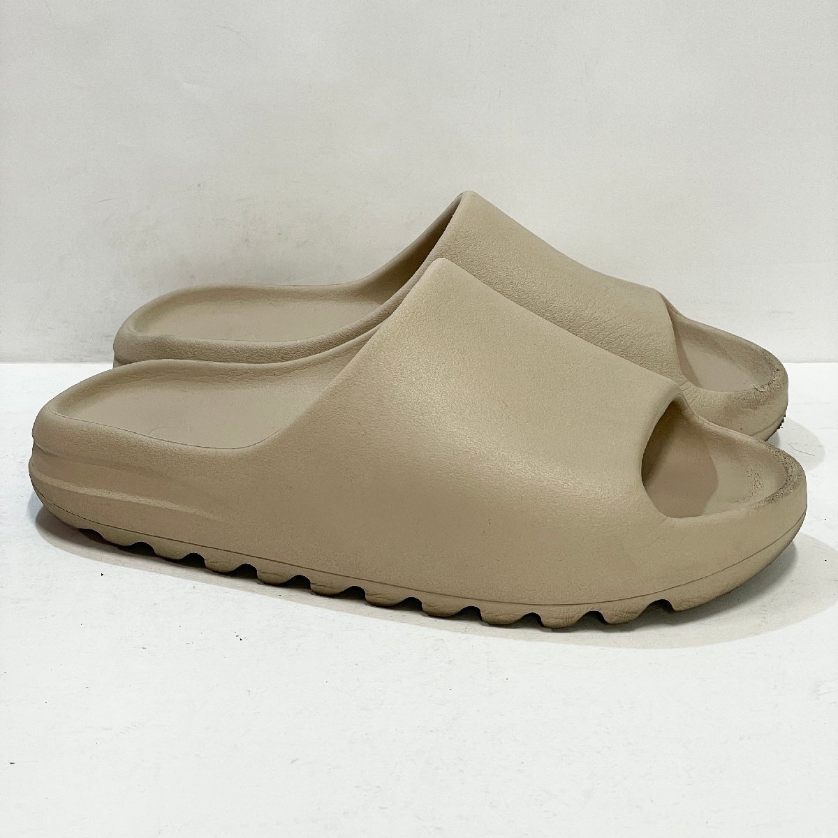 28cm ADIDAS YEEZY SLIDE GW1934 アディダス イージー スライド ピュア メンズ スニーカー BU 105147_画像1