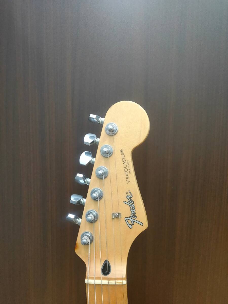 ＃5516 ☆Fender ☆STRATOCASTER ☆エレキギター ☆本体のみ ☆現状品 ☆フェンダー ☆ストラトキャスター ☆白黒 の画像2