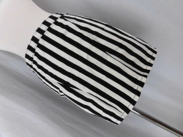 ie-274 ■　H&M　DIVIDED ■　レディース　スカート　タイト　ミニ　サイズM位　白黒　ストライプ模様のミニスカート_画像4