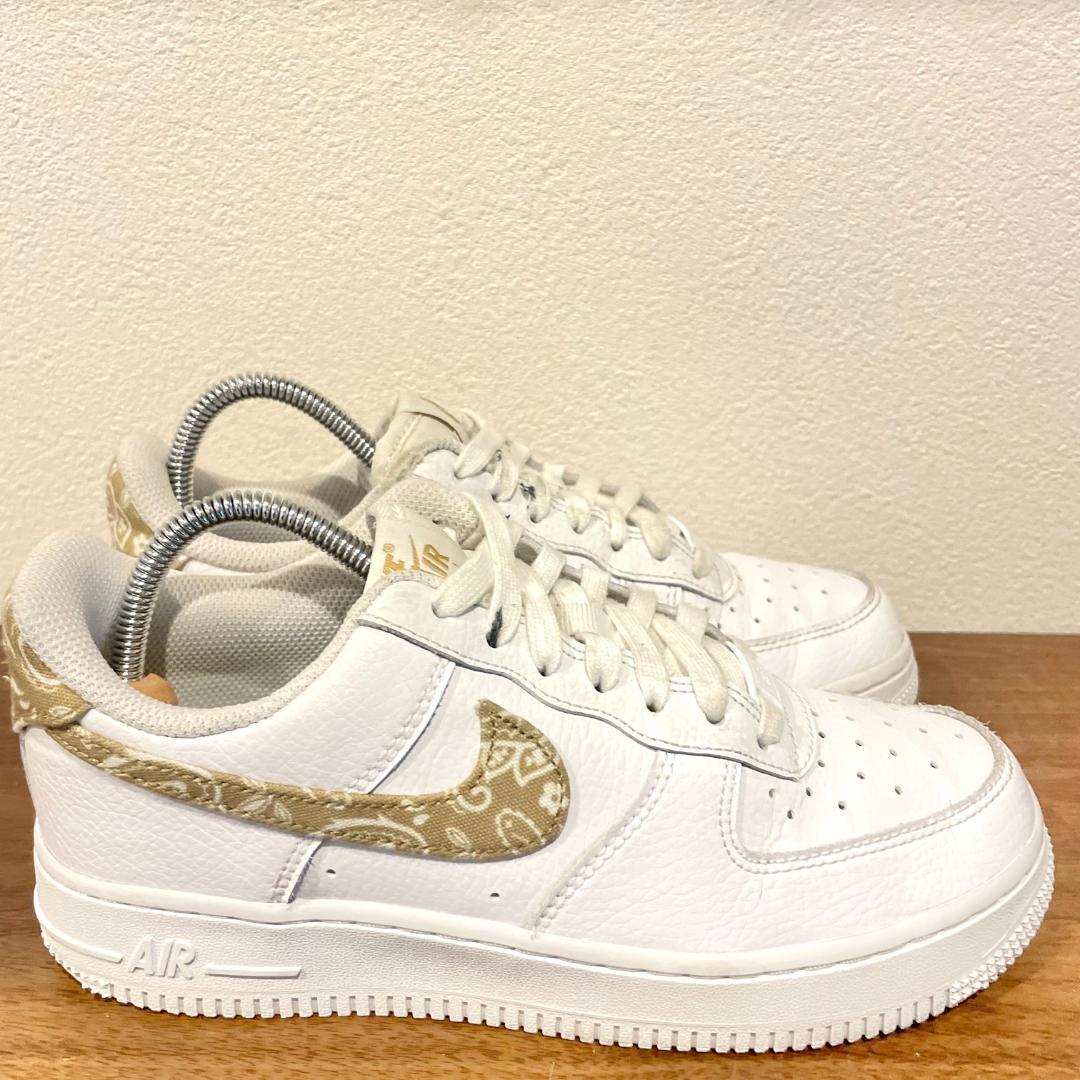 NIKE W AIR FORCE 1 '07 ESS WHITE ナイキ エア フォース ワン ホワイト バンダナ ペイズリー DJ9942-101 ローカットスニーカー 23cm_画像3