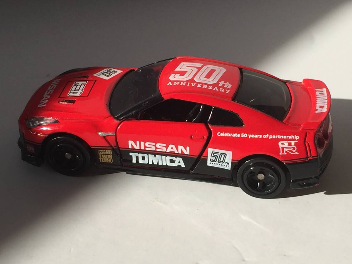 トミカ　50周年記念仕様 日産 GT-R　１/６２_画像1