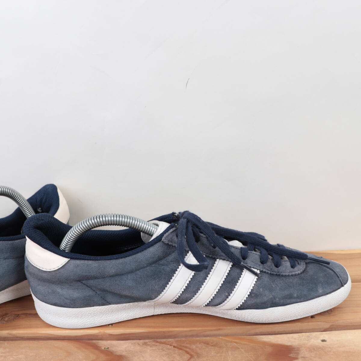 z908 アディダス ガゼル US9 1/2 27.5cm/紺 ネイビー 白 ホワイト adidas GAZELLE メンズ スニーカー 中古_画像3