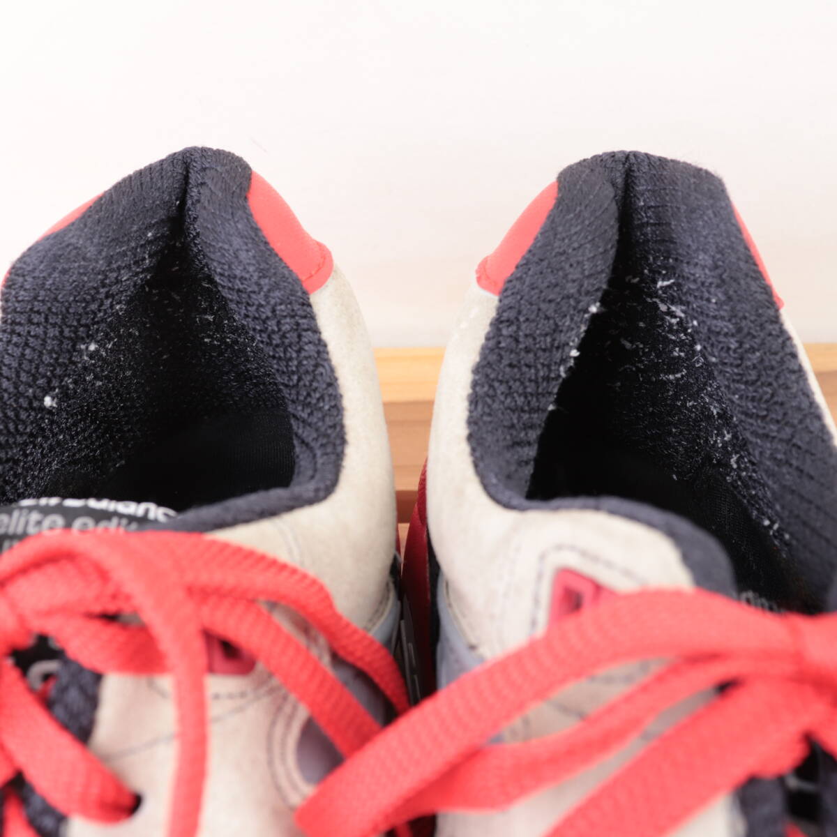 z1065[580] New balance US9 27.0cm/ серый белый красный чёрный newbalance мужской спортивные туфли б/у 