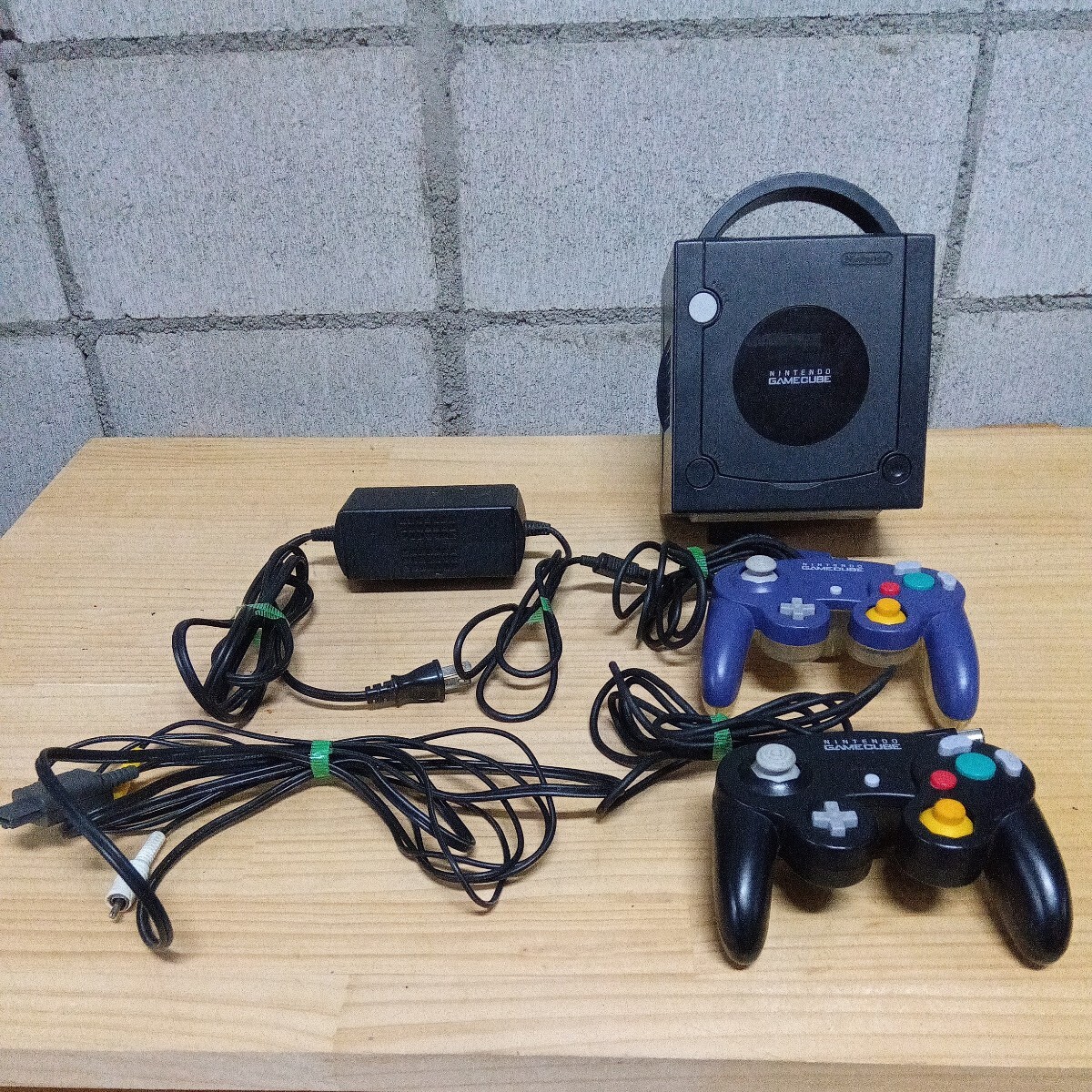  nintendo Game Cube body complete set black controller 2 piece [ used ][ operation verification settled ]