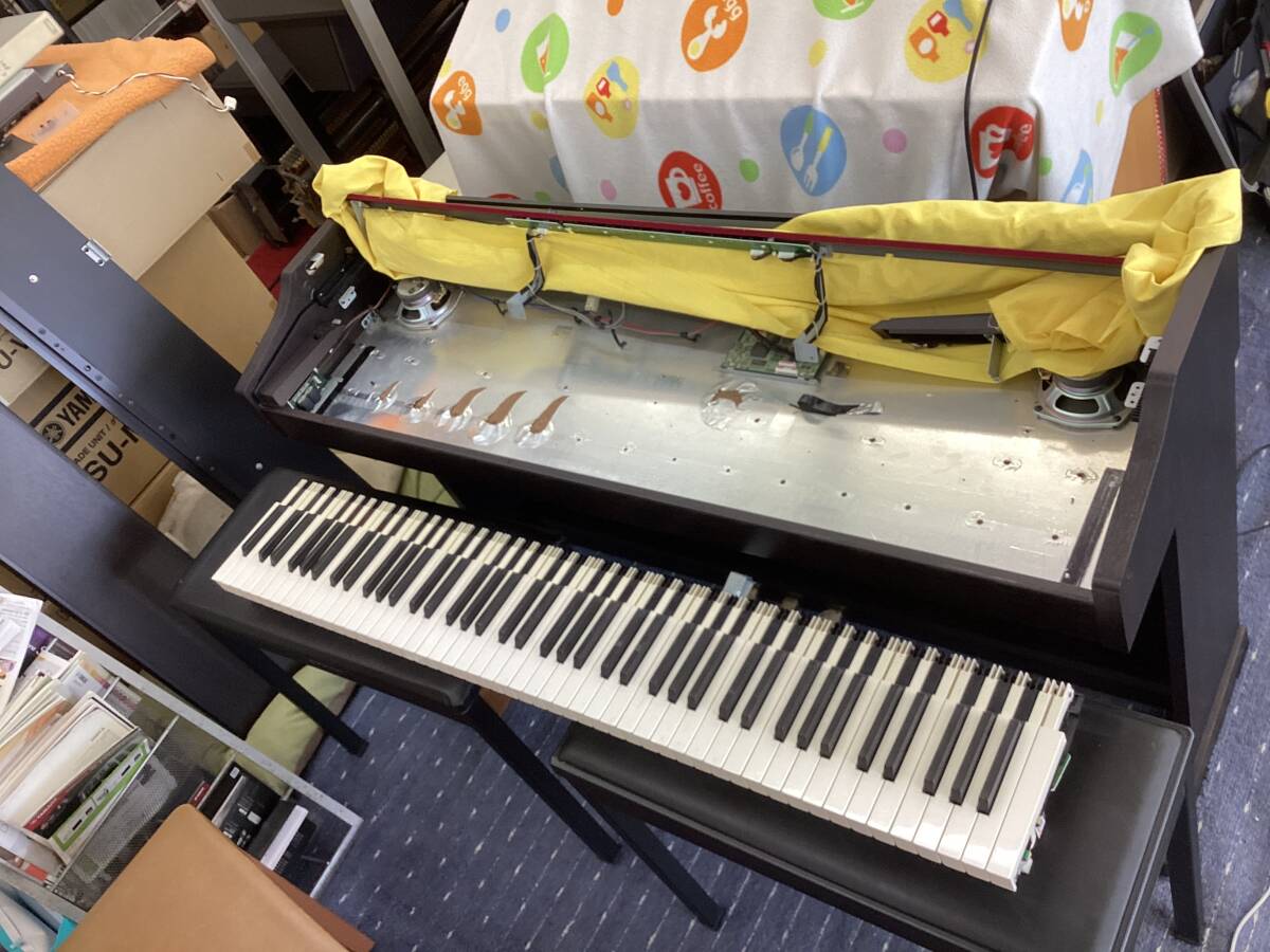 ローランド電子ピアノRP201RW悪い所有りません大切な鍵盤全部良好です。高松市倉庫に撮りに来て！ついでの便で安く納品設置_内部鍵盤下床面綺麗に清掃しました