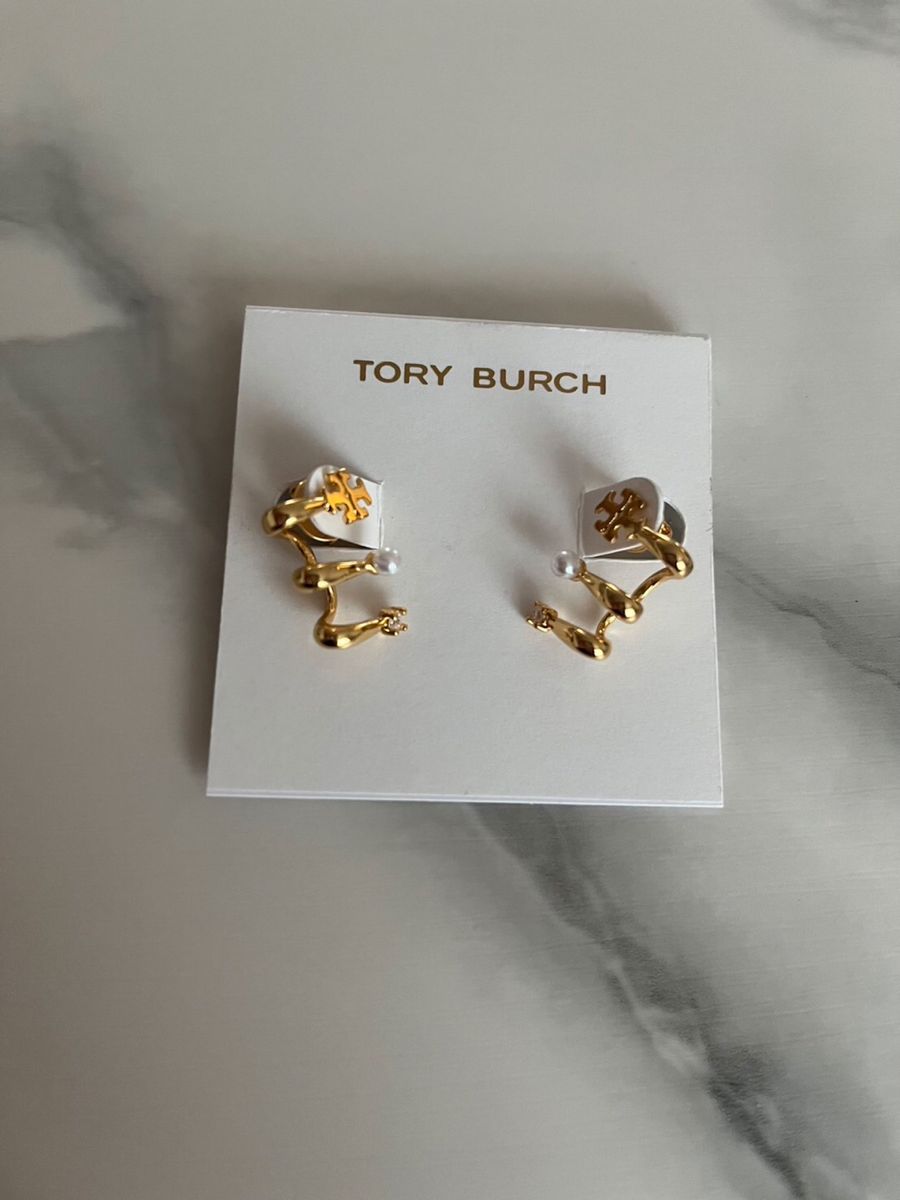 TORY BURCH スタッズピアス　パール&ロゴ　ゴールド色