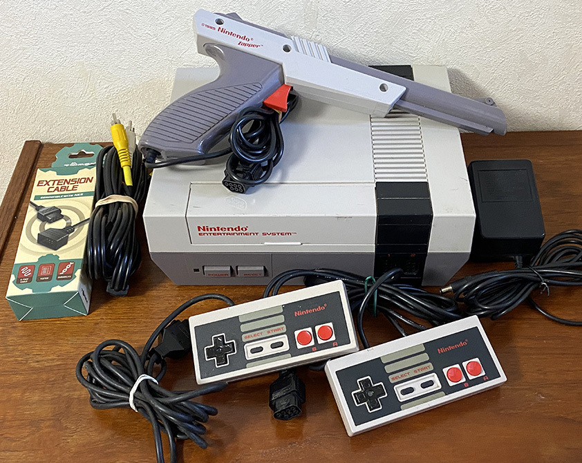 1980's Nintendo Entertainment System US版 純正 NES ファミコン本体 コントローラー2個 動作品 AC電源 光線銃 Zapper 他セット 任天堂の画像1