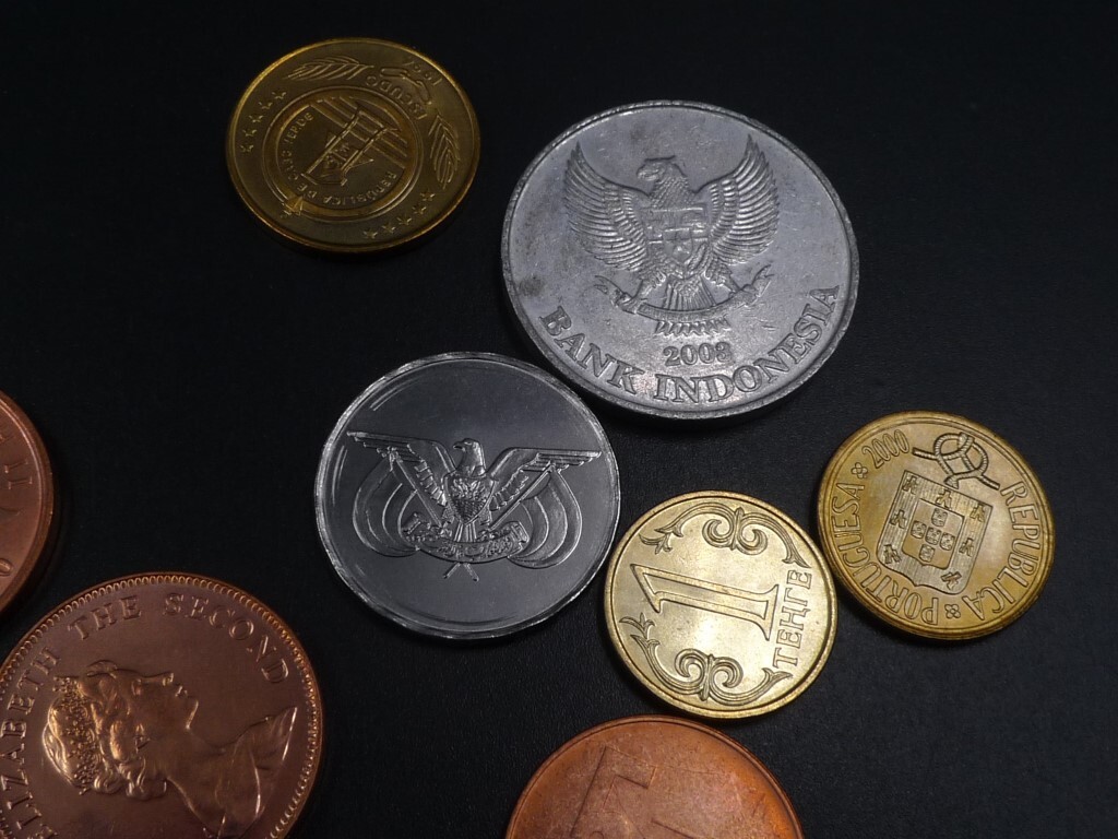 世界貨幣12枚 硬貨 ケイマン諸島 バミューダ キプロス ジブラルタル ポルトガル ルーマニア フォークランド ラオス など コイン_画像3