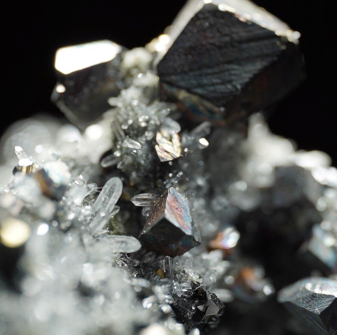 水晶共生チャルコパイライト 鉱物 標本 原石　ブルガリア産