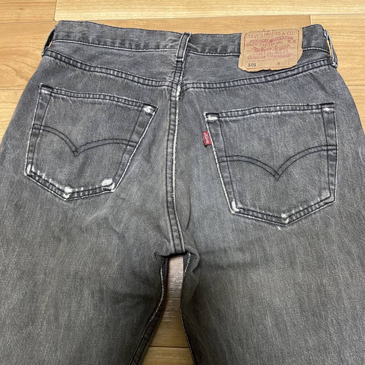 リーバイス501ブラックジーンズ ★ダメージ有り★295刻印★Levi ’s デニム W32先染めブラック_画像4