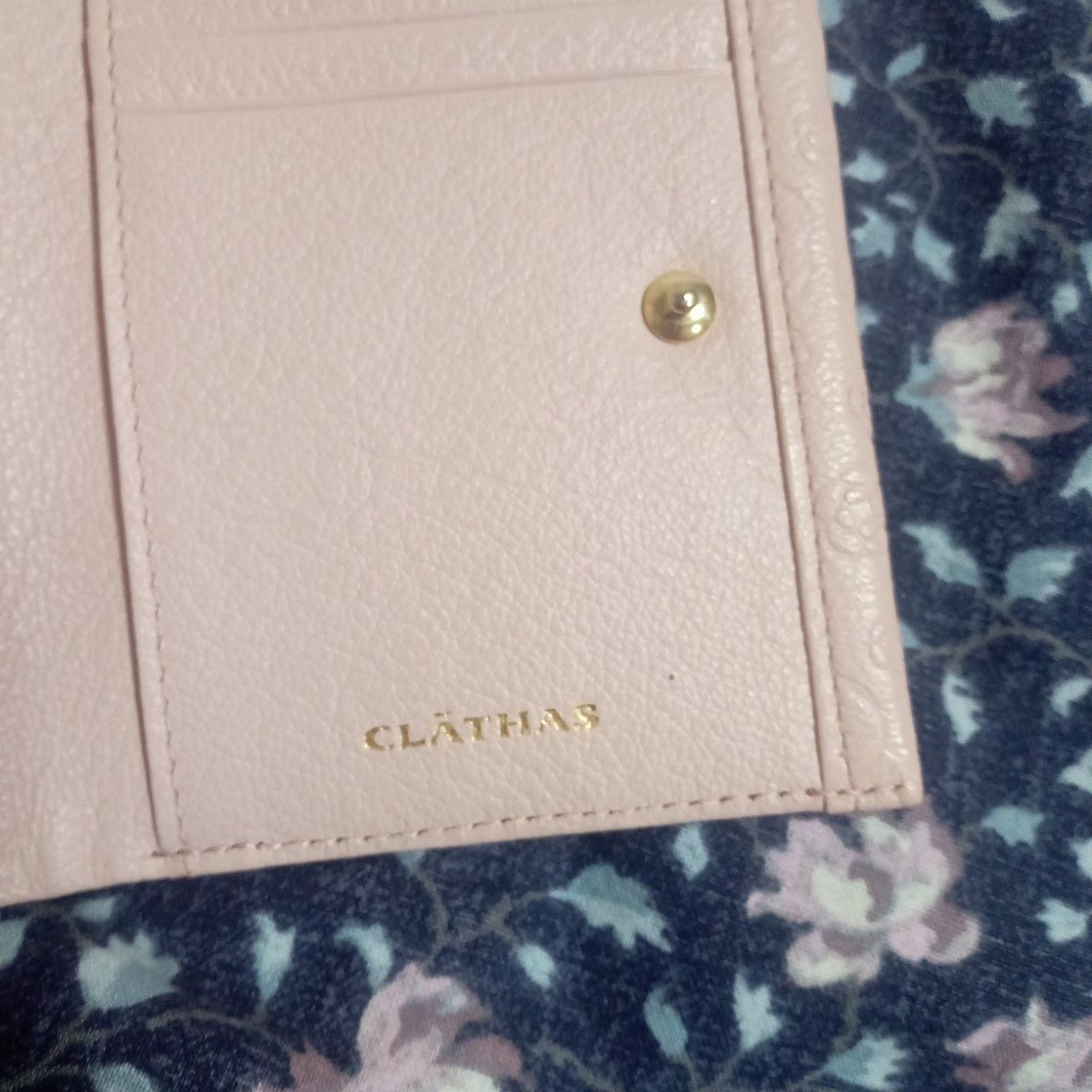 CLATHAS クレイサス 二つ折り財布 ピンク 花柄 合皮 エンボス加工 小さめ財布 