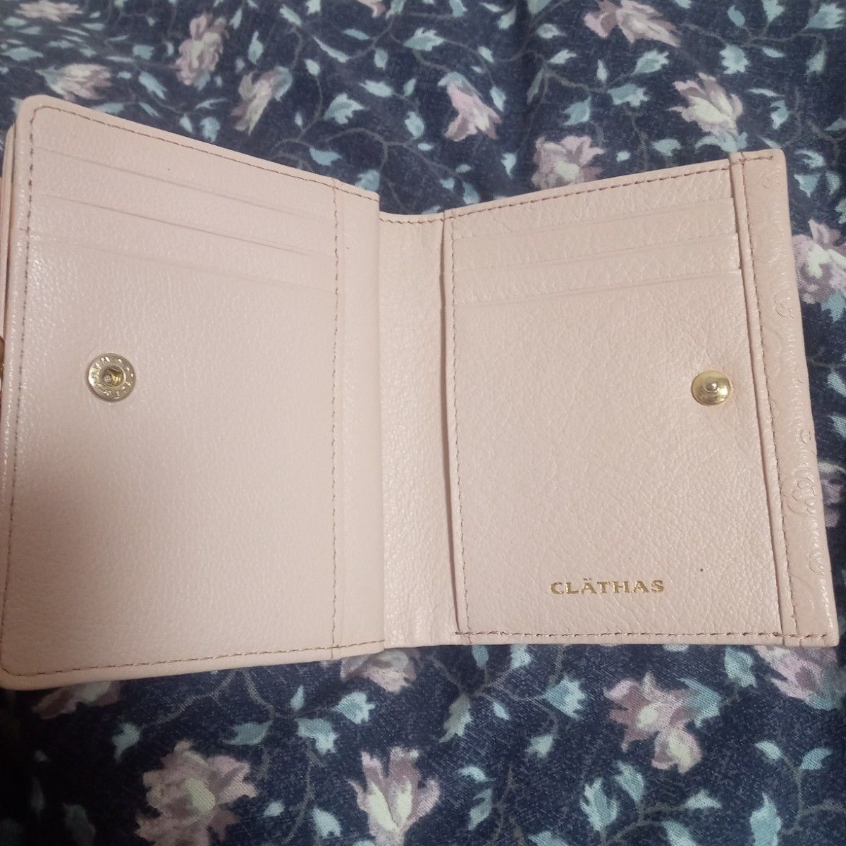 CLATHAS クレイサス 二つ折り財布 ピンク 花柄 合皮 エンボス加工 小さめ財布 