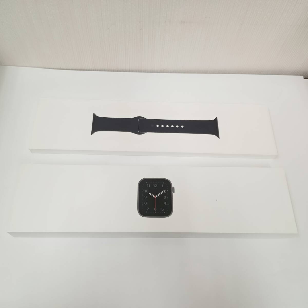 C-68256T Apple watch SE 44mm MYF02J/A A2356 スペースグレイ スポーツバンド スマートウォッチ 本体 ウェアラブル