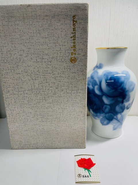 C-68109M　OKURA CHINA 大倉陶園 金彩華絵 白磁花器 花瓶 陶器 ブルーローズ 飾り壺 共箱　高さ約28ｃｍ　口径約9ｃｍ