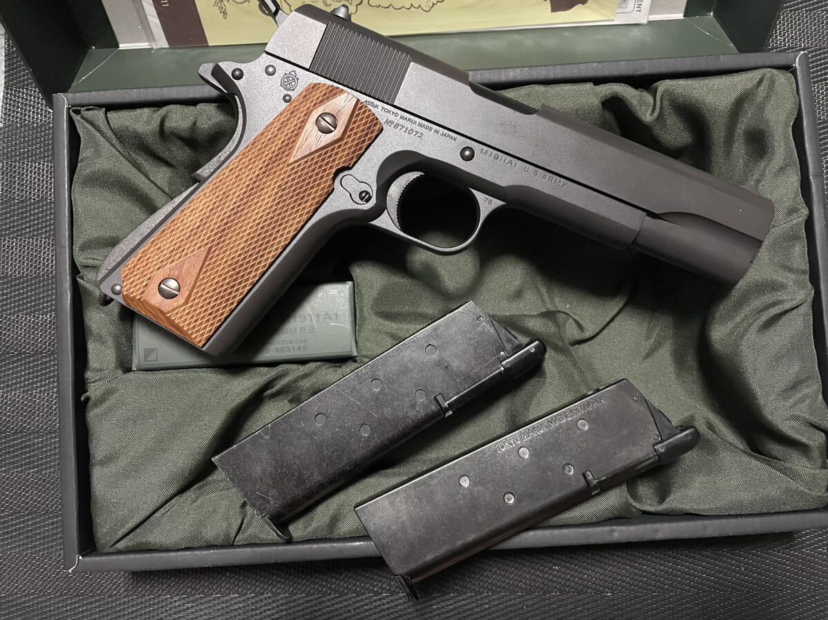 東京マルイ M1911 A1 コルト ガバメント 木製グリップ 交換 オマケ 予備 マガジン 付きMARUI ガスブローバック _画像2