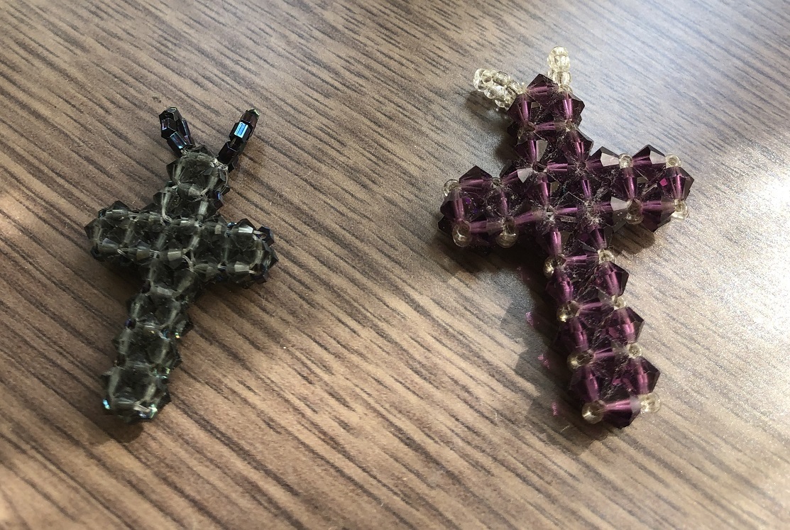 ビーズ　手作り　ペンダントトップ　十字架　２つ　紫と黒色_画像4