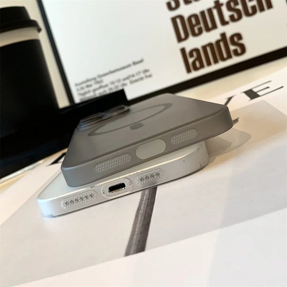 超軽量薄型 iPhone 15 Pro Magsafe対応 専用ケース マット 半透明 黒 ブラック ワイヤレス充電 スマホケース
