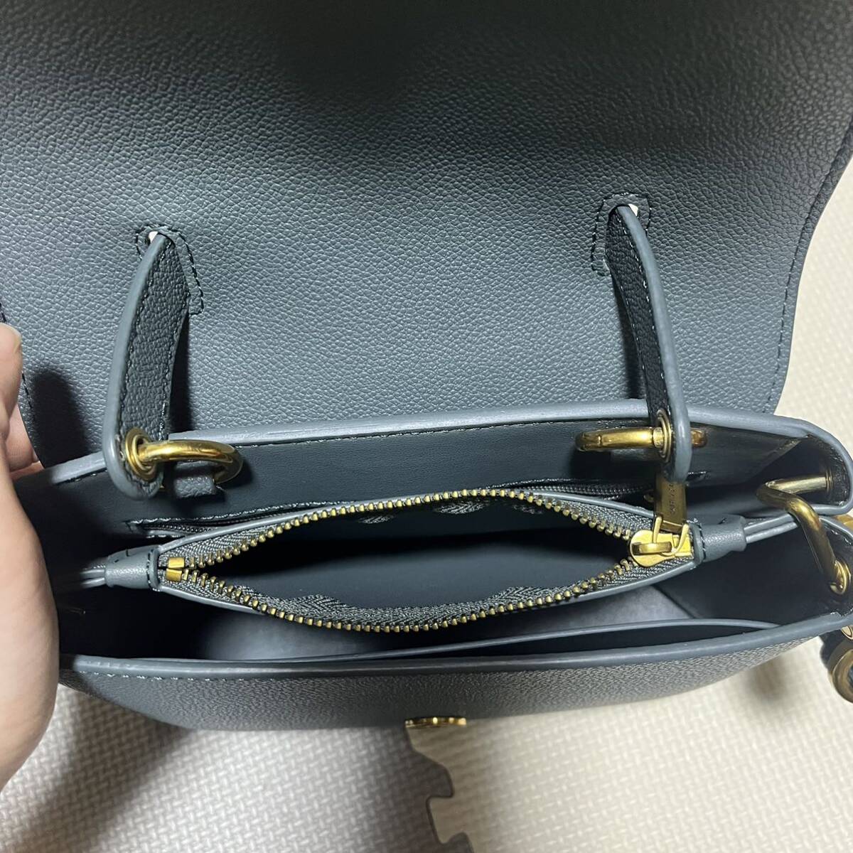 ショルダーバッグ　CHARLES & KEITH ミントグリーン