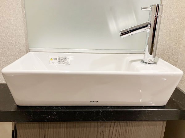 【展示未使用品】2023年製 LIXIL/リクシル シャワートイレ一体型便器 DT-BL113GU/BC-BL10SU/ピュアホワイト/リモコン手洗カウンター/P5704の画像3