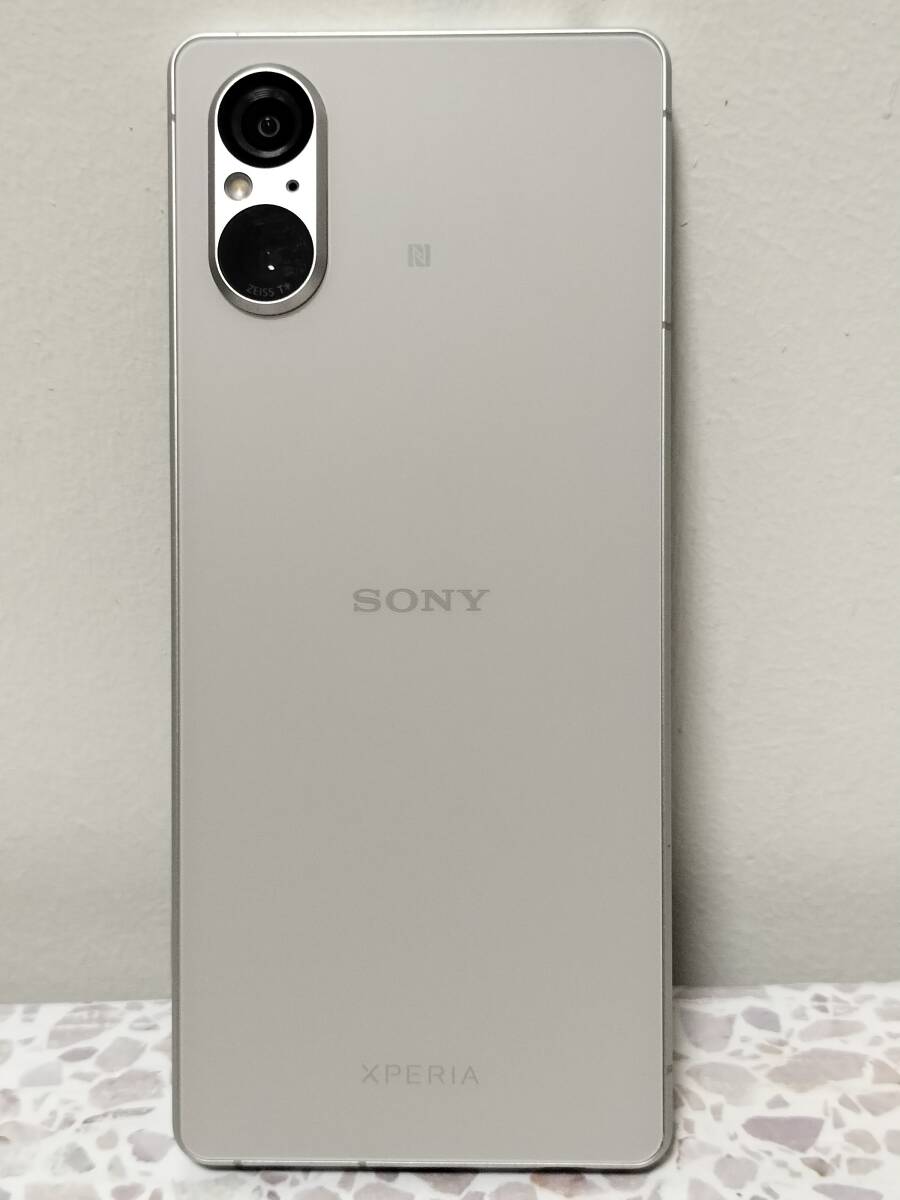 美品 ★ソニー XPERIA 5 V ［XQ-DE44］ 256GB プラチナシルバー　SIMフリー ★　ケース新２・古１ ガラスフィルム　付き_画像3