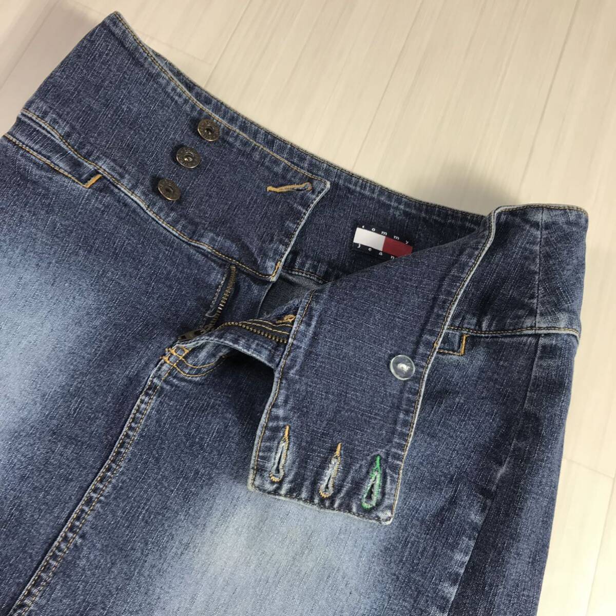 TOMMY JEANS Tommy джинсы Denim юбка мини-юбка 1 индиго голубой шт. форма стрейч материалы печать кнопка флаг бирка передний разрез 