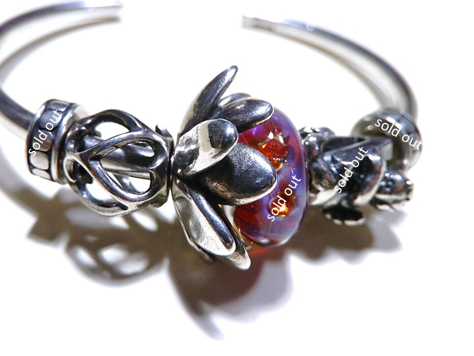 トロールビーズ★Trollbeads★ジャイアントロータス★刻印有★新品★定価9,240円★_画像内左中央シルバビーズ