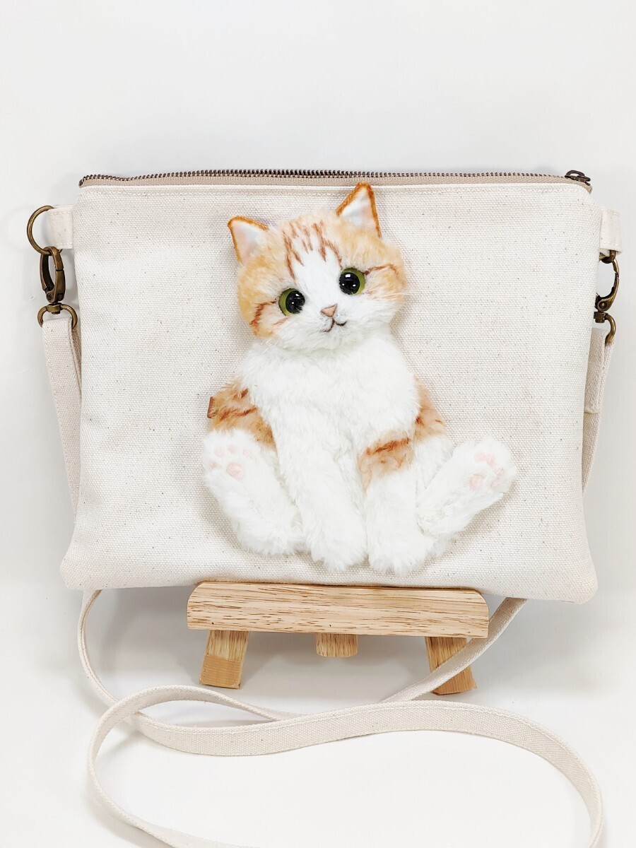 -nyamu- 茶トラ白猫のおすわりサコッシュ バッグ かばん 猫 ポーチ ハンドメイド 猫グッズ の画像1