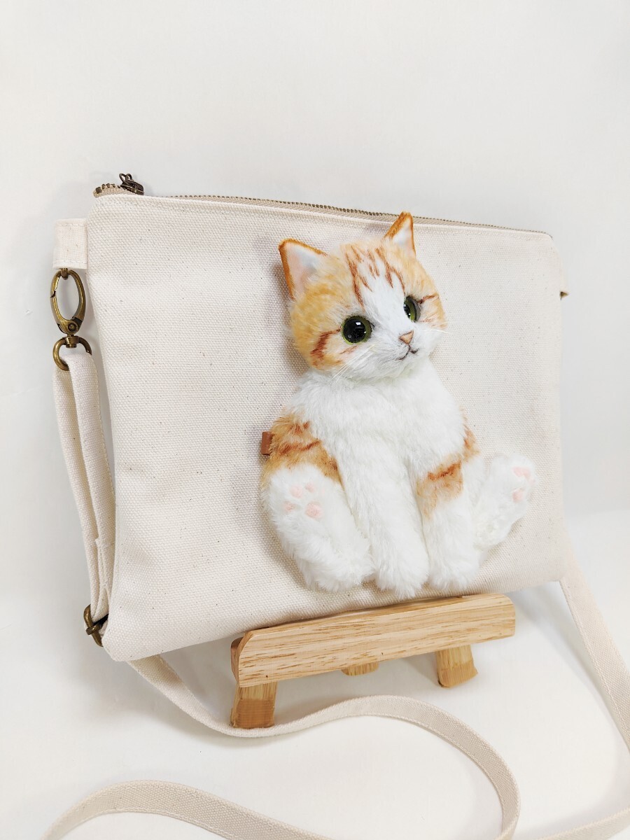 -nyamu- 茶トラ白猫のおすわりサコッシュ バッグ かばん 猫 ポーチ ハンドメイド 猫グッズ の画像4