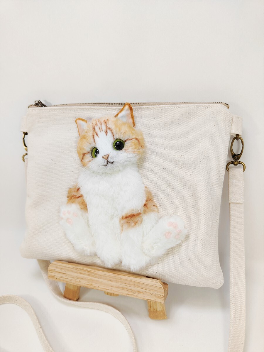 -nyamu- 茶トラ白猫のおすわりサコッシュ バッグ かばん 猫 ポーチ ハンドメイド 猫グッズ の画像3