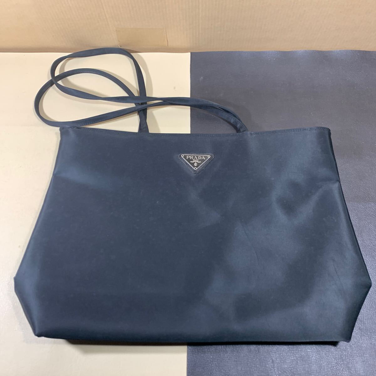 PRADA プラダ トートバッグ ナイロン ブラック 黒 バッグ 三角ロゴ 本体28㎝×35㎝×マチ幅10㎝(その4 / 5)_画像2